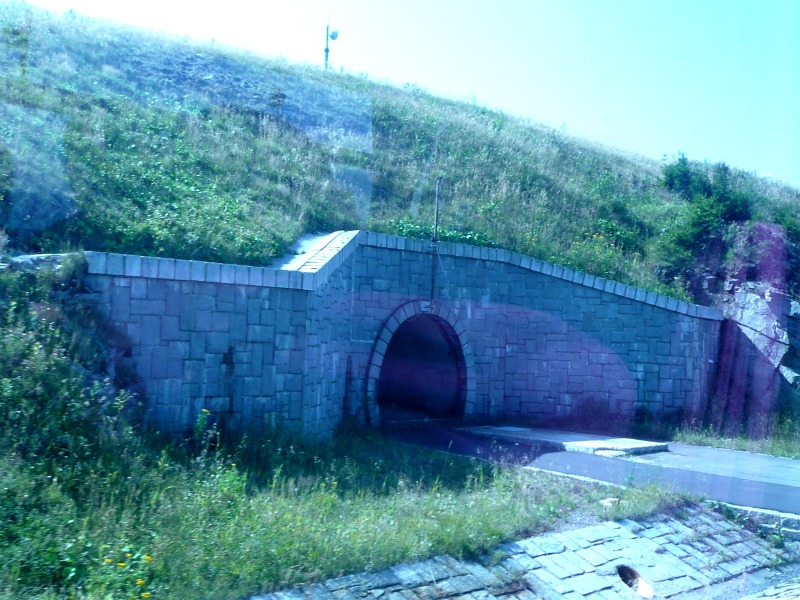 U tunelu