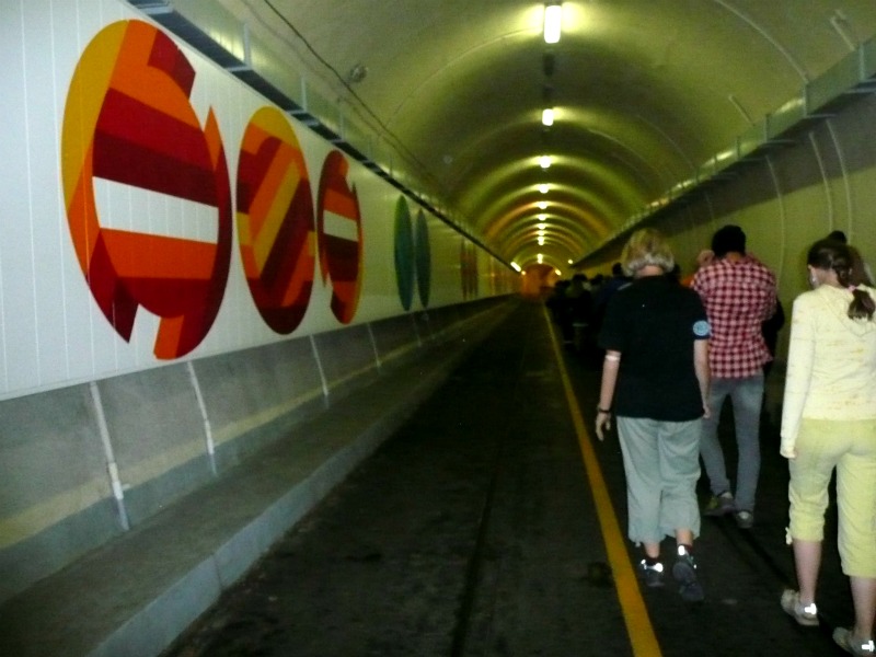 V tunelu
